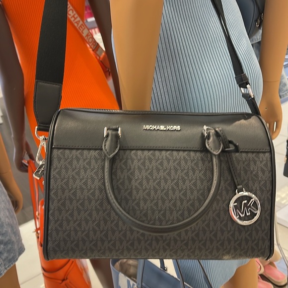 MICHAEL KORS TRAVEL MEDIUM DUFFLE SATCHEL / CROSSBODY BAG BLACK SIGNATURE COLOR - Picture 10 of 16